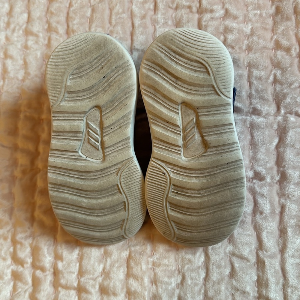 Adidas So cute toddler 8,5 sneakers. Perfect for everyday wear and play. - Picture 4 of 6